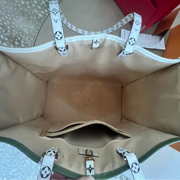 Louis Vuitton Onthego GM Giant Monogram tote bag, green/white/tan - Picture 5 of 15